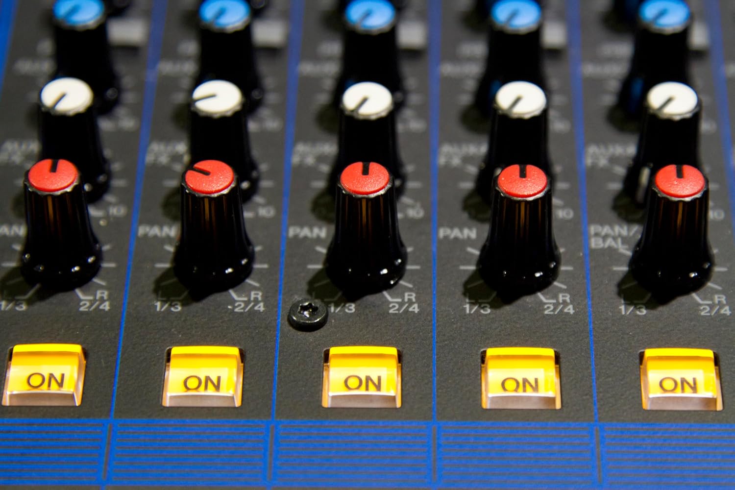 Yamaha MG16XU 16-Input 6-Bus Mixer with Effects