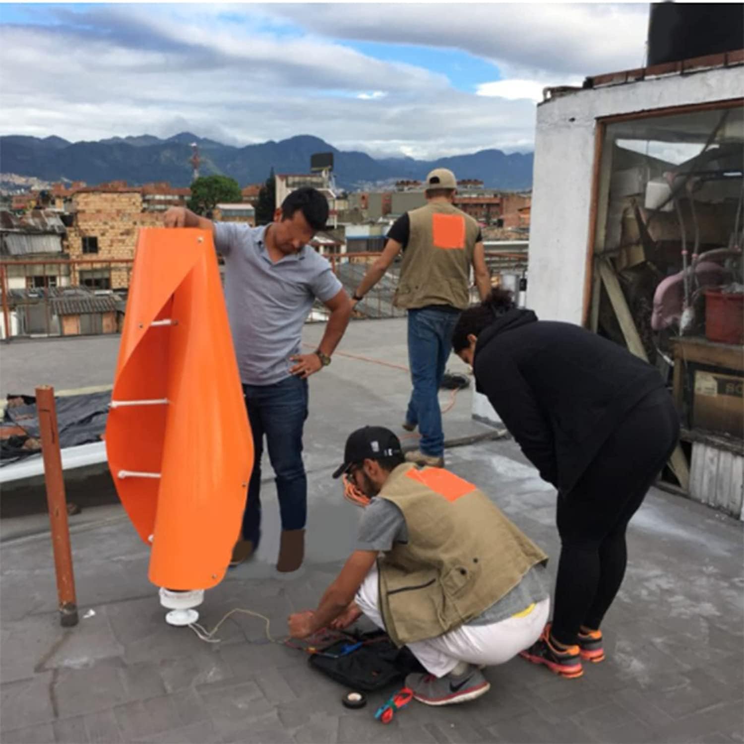 Portable No Noise Vertical Wind Turbine Generator, 5000W 12V 24V 48V 220V Low Wind Speed Start Spiral Wind Turbine with Controller (Orange),220v