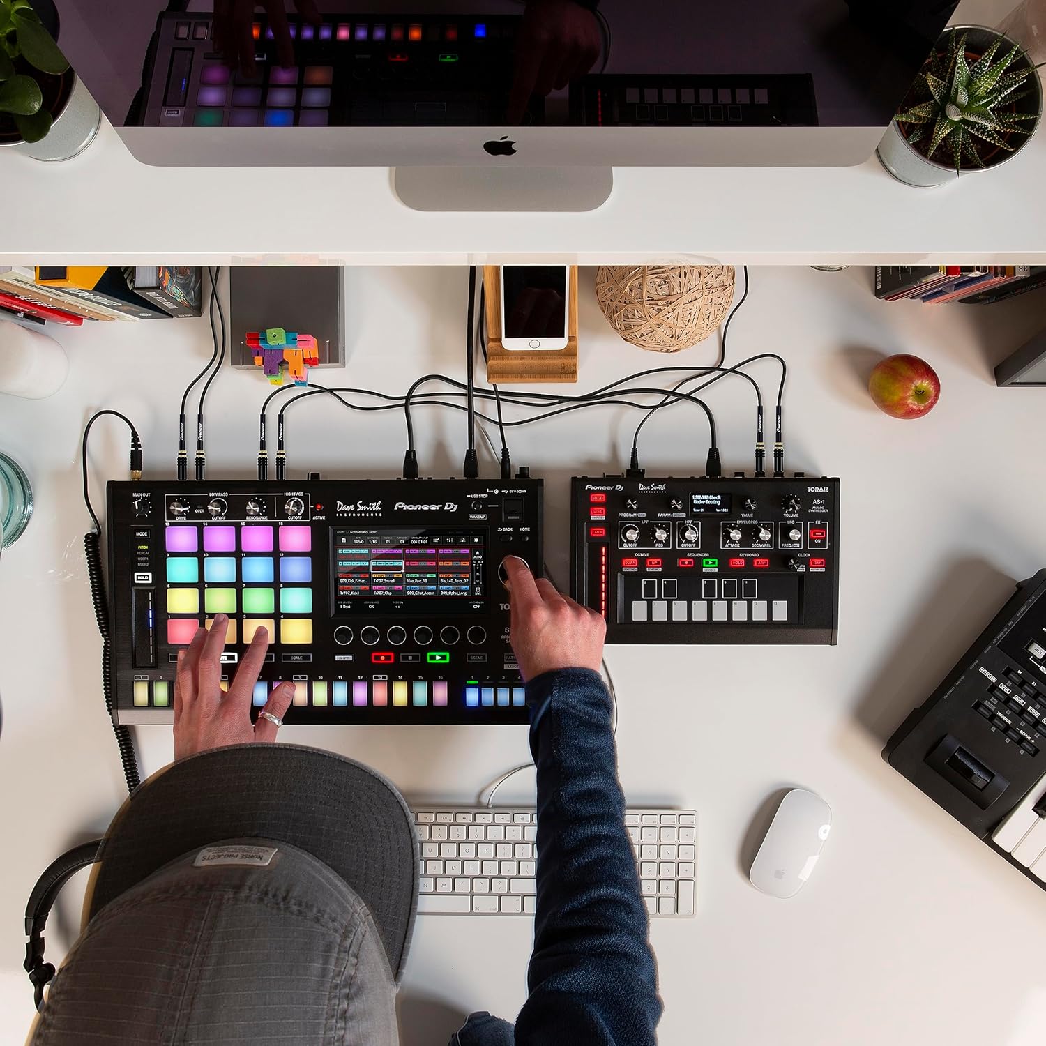 The second musical instrument in our TORAIZ range, the AS-1 is a monophonic analog synthesizer that brings new creative possibilities to the studio and the stage. Its intuitive controls include parameter knobs that let you make both subtle and dramat