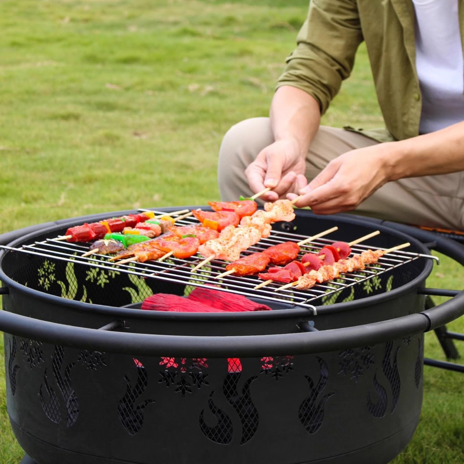 Around the fireplace to cook tea campfire stove, home firewood fire pit, winter heating outdoor charcoal fireplace, villa patio barbecue grill.(Fence)