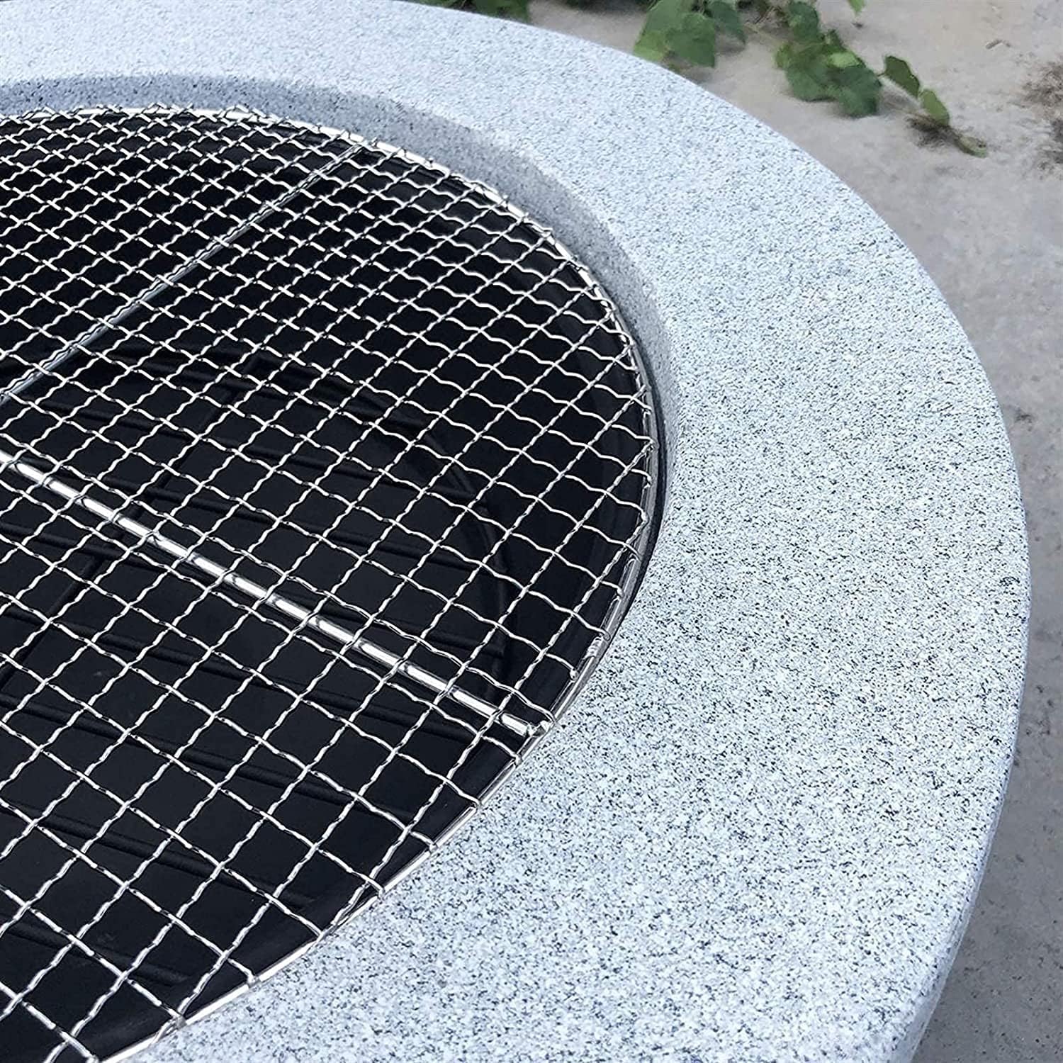 BBQ Grill Outdoor Hearth Grill, Fireplace, Fire-Resistant, Includes Grill Grate for Use as a BBQ Pit, Fire Bowl out of Steel with an Edging of Artificial Stone Patio Stove