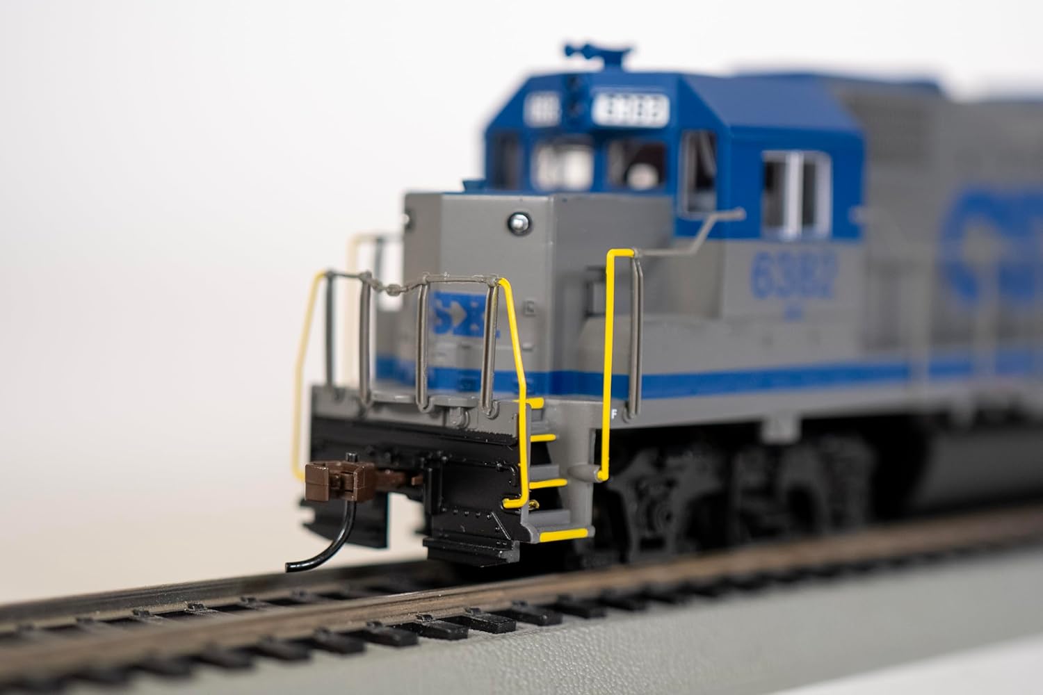 Bachmann Trains - EMD GP40 - DCC Sound Value Equipped Locomotive - CSX® #6382 (CSX® Transportation) - HO Scale