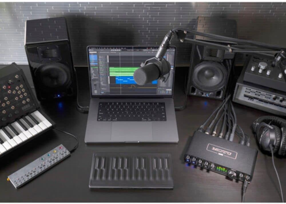 MOTU M6 Desktop 6x4 USB-C Audio-MIDI Interface Bundle with XLR-XLR Cable and Fastener Straps