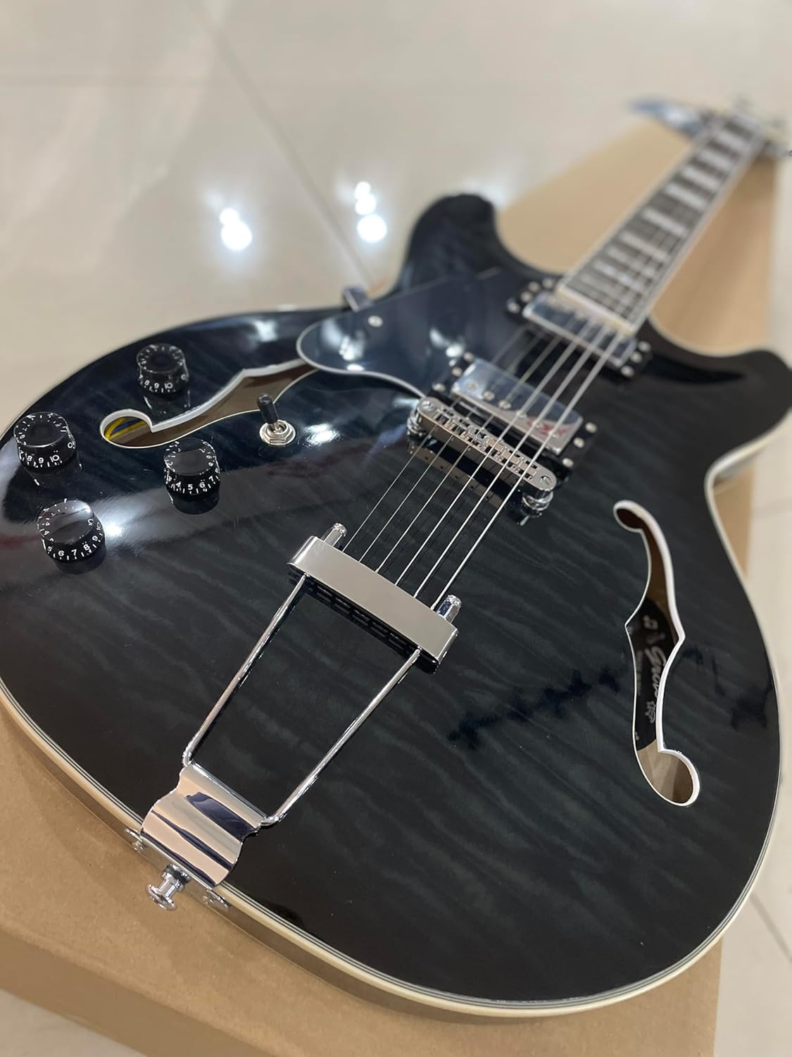 Left-handed，Semi-Hollow Electric Guitar, Black Flamed Maple Top, Chrome Hardware, F-Hole Design