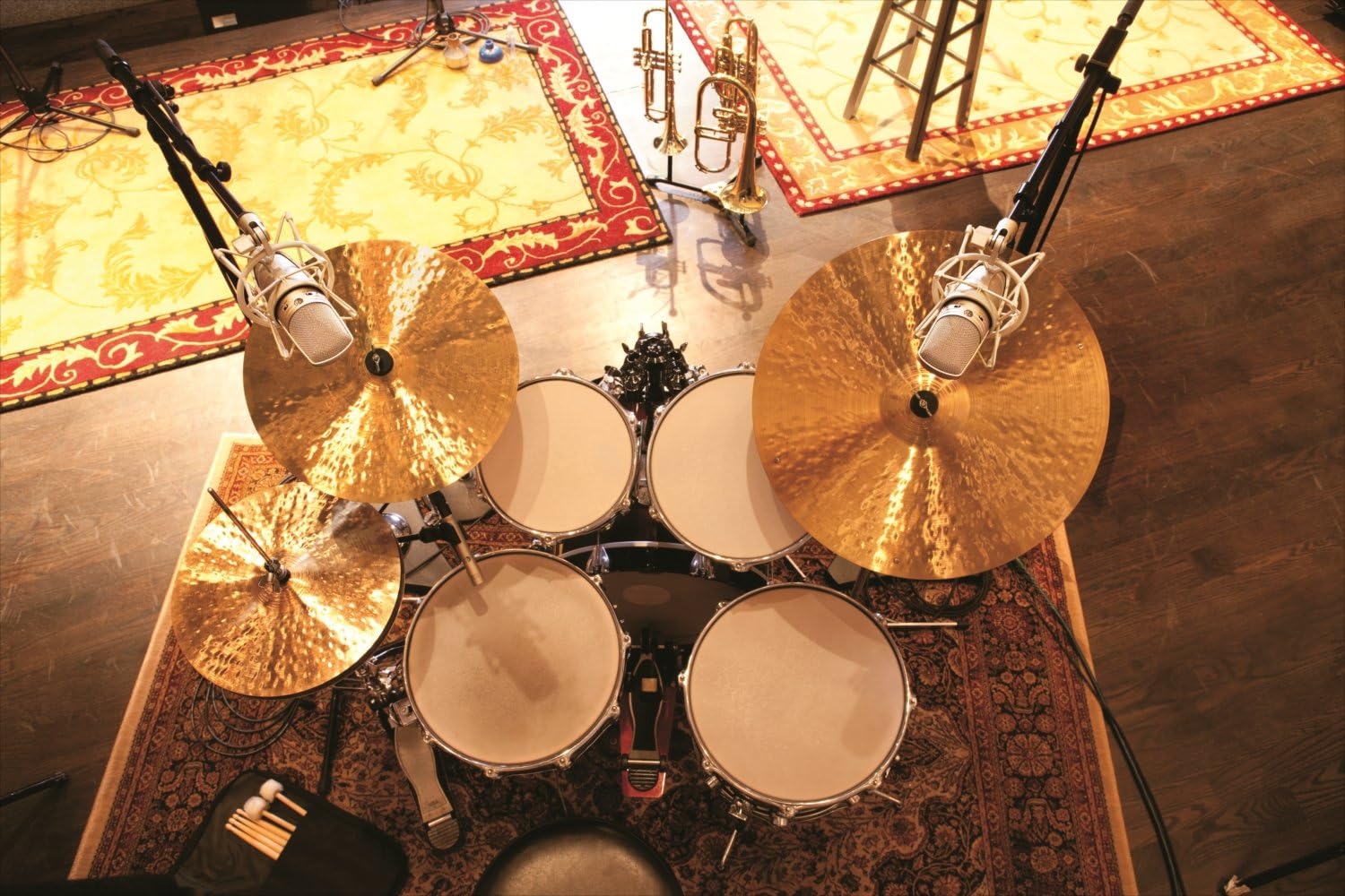 Shure KSM44A Multi-Pattern Condenser Microphone - Large Diaphragm Side-Address Mic with Subsonic Filter, Prethos Advanced Preamplifier Technology and 3 Polar Patterns for Great Recording Flexibility