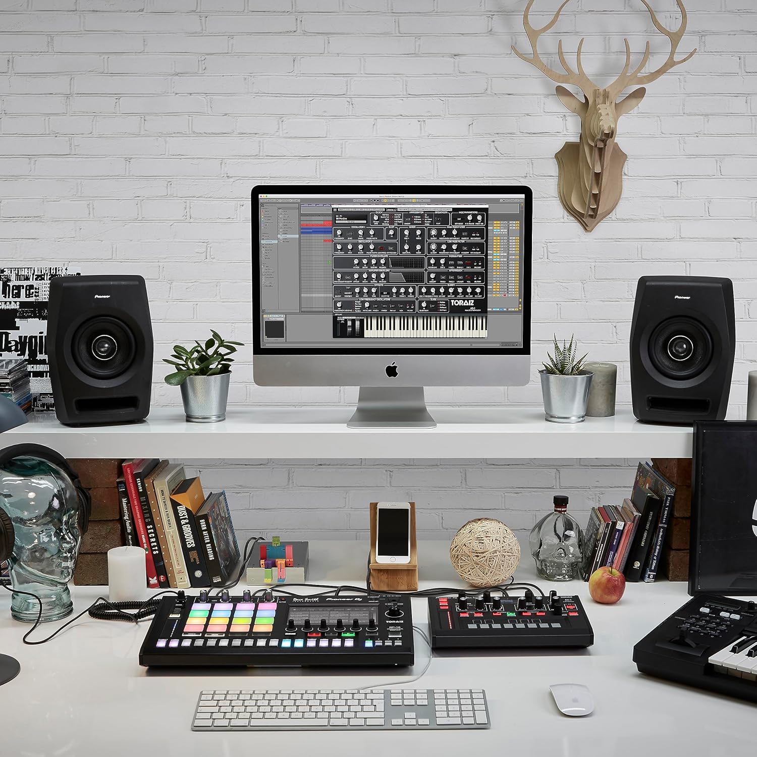 The second musical instrument in our TORAIZ range, the AS-1 is a monophonic analog synthesizer that brings new creative possibilities to the studio and the stage. Its intuitive controls include parameter knobs that let you make both subtle and dramat