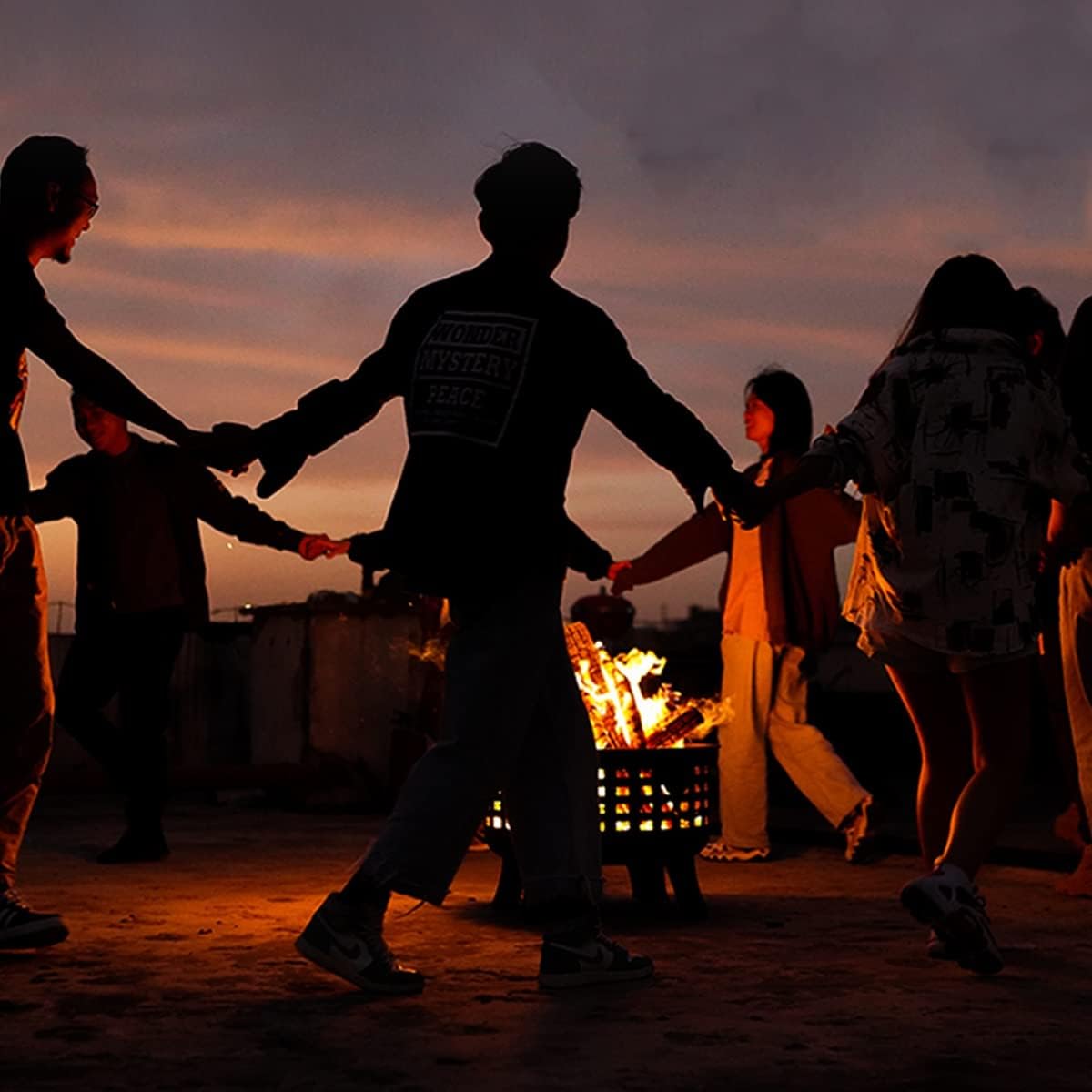 25.5inch Outdoor Wood Burning Fire Pits， Round Basin Camping Fire Pit，Household firewood Basin,with Ornate Black Base, Wood Poker, & Mesh Screen，for Patio Backyard Deck (Color : Black)