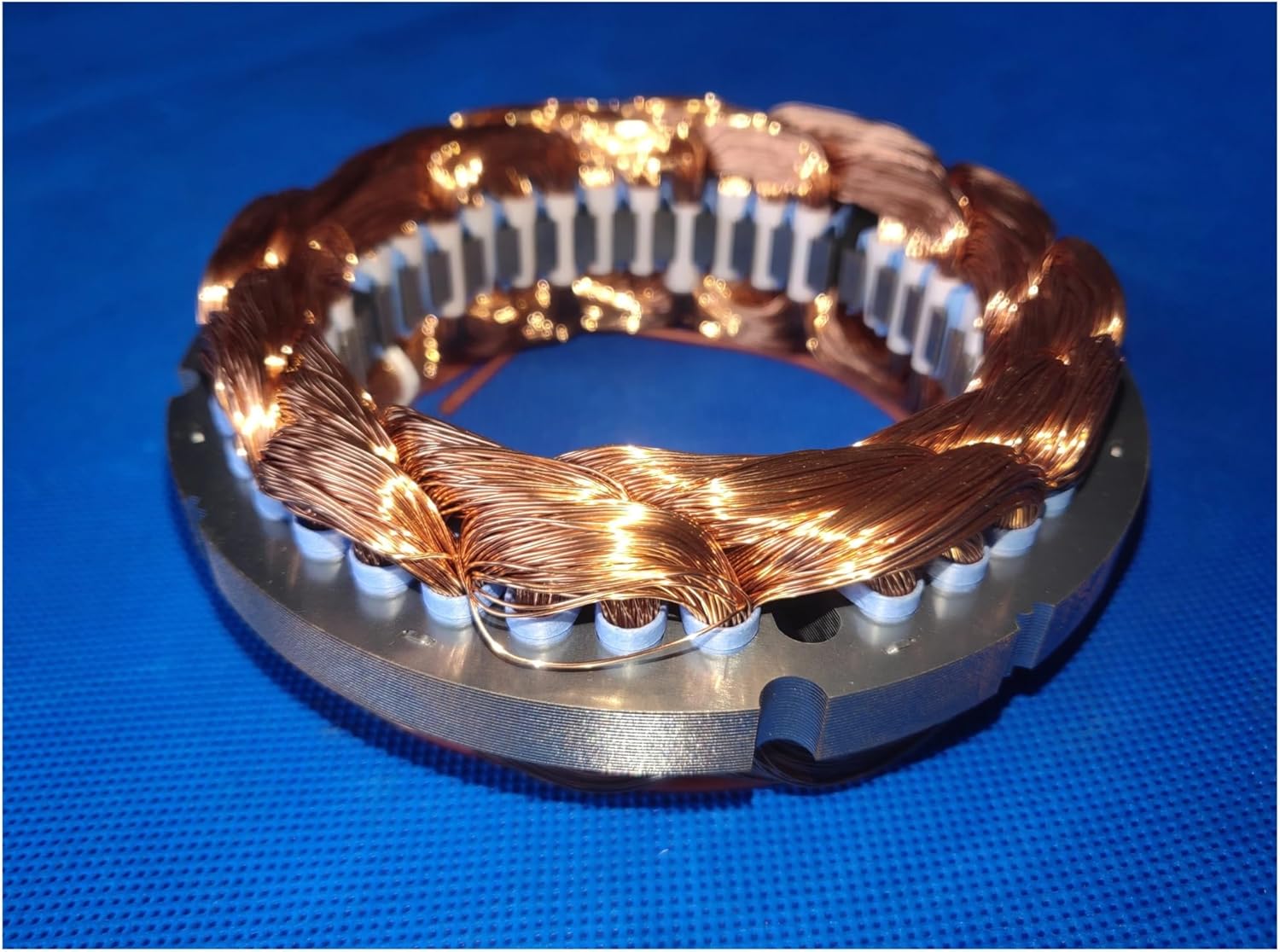 Wind Turbine Generator 750 RPM 500w 12V 24V Windmill AC DC Power Magnetic Dynamo Water Turbine Hydro tor Low Starting Speed for Home(with The Base,24V_500W)