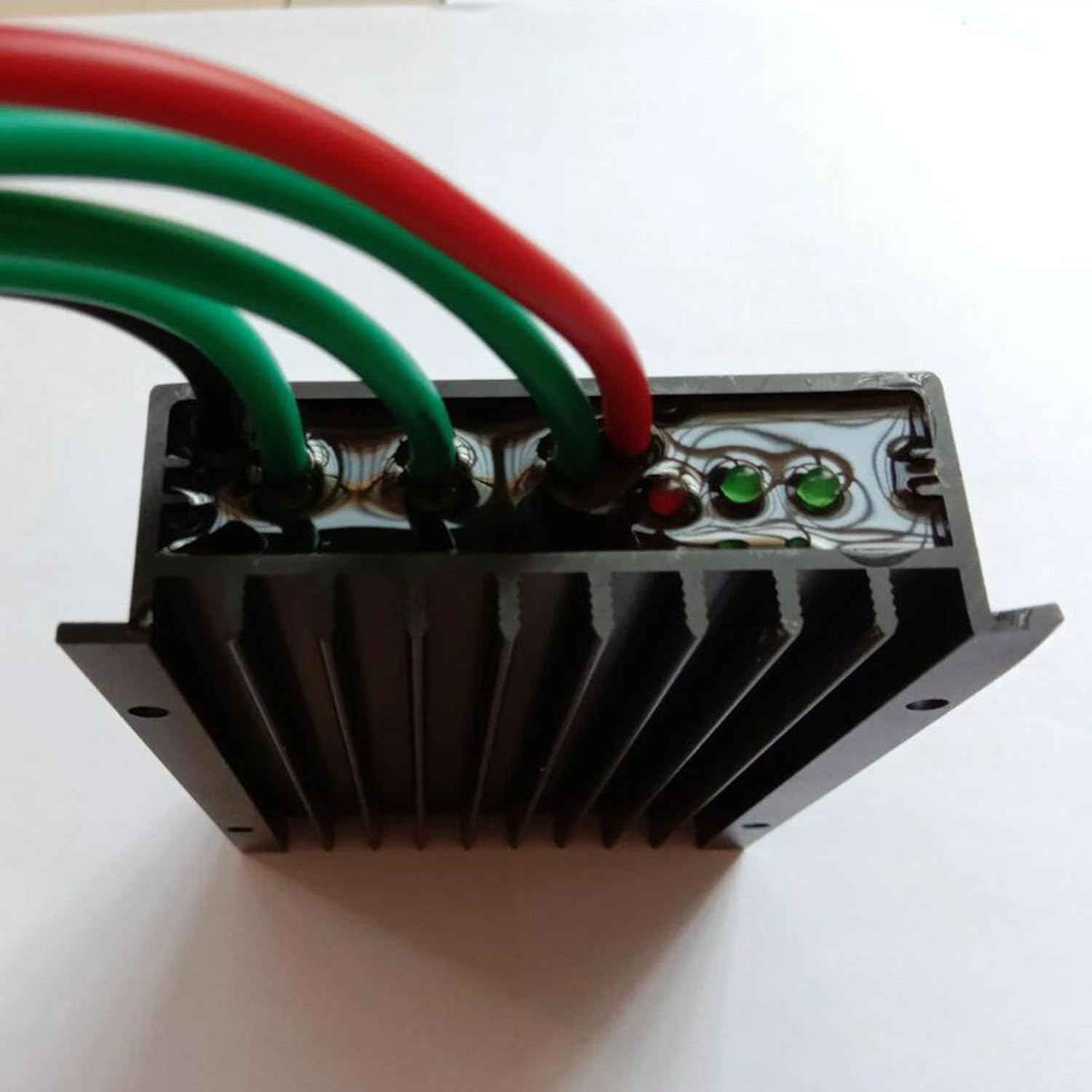 600W Wind Power Charging and Discharging Controller IP67 Waterproof Wind Power Output DC/AC 12V/24V Voltage Wind Power Generation Controller